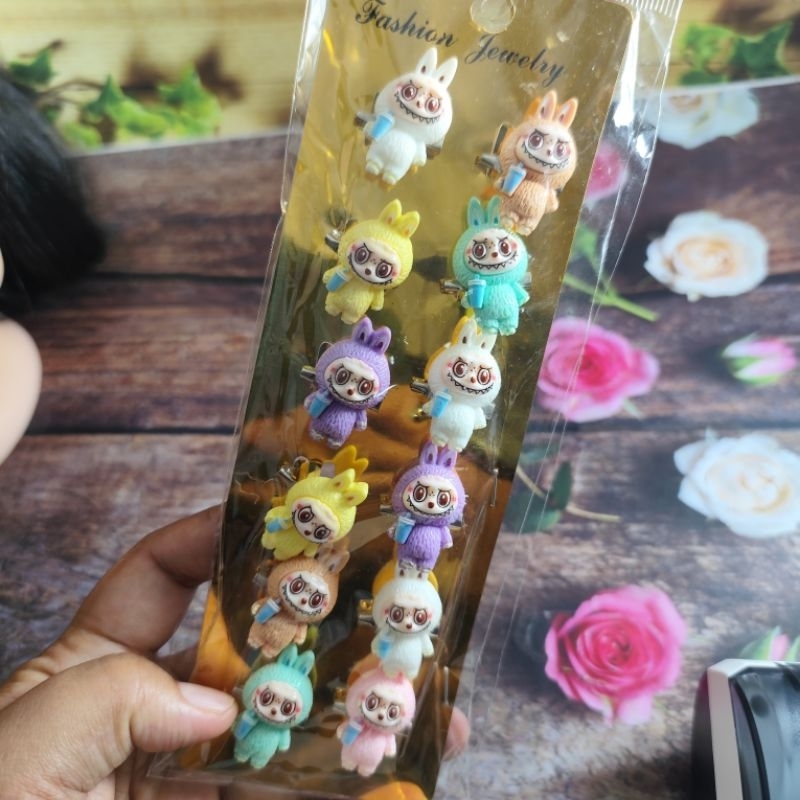 SATUAN- BROSS LABUBU MINUM PIN KARAKTER KARTUN LABUBU ANAK UNTUK TAS, BAJU, HIJAB