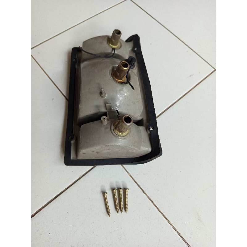 rumah lampu/batok belakang isuzu panther kotak