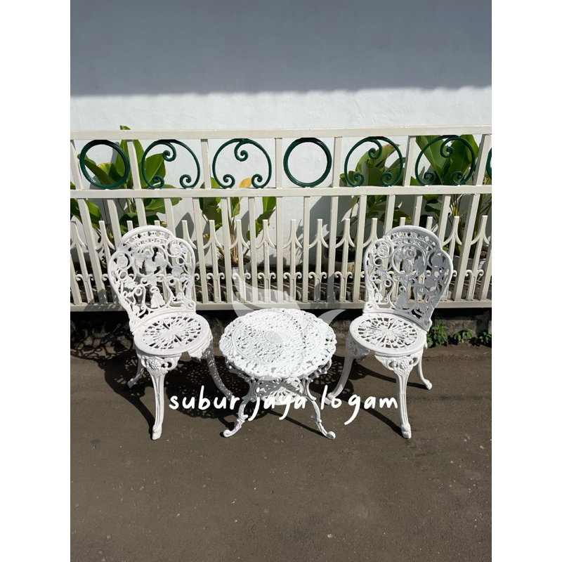 kursi antik besi cor anggur jadul 1 set (2 single+meja)