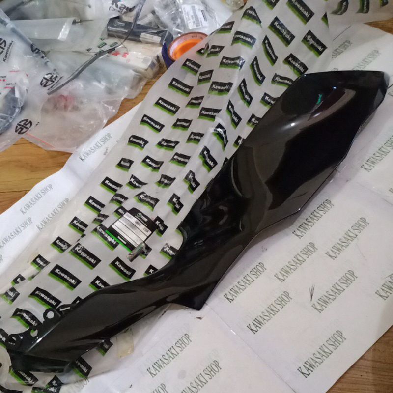 cover bawah tangki body sayap tenga kanan ninja rr mono z250 sl kanan original hitam
