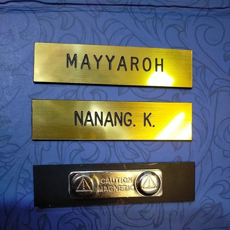 

Nama/Name tag gold/emas grafir akrilik
