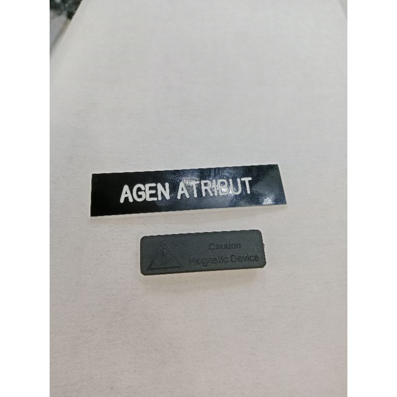 

papan nama gravo magnet hitam putih