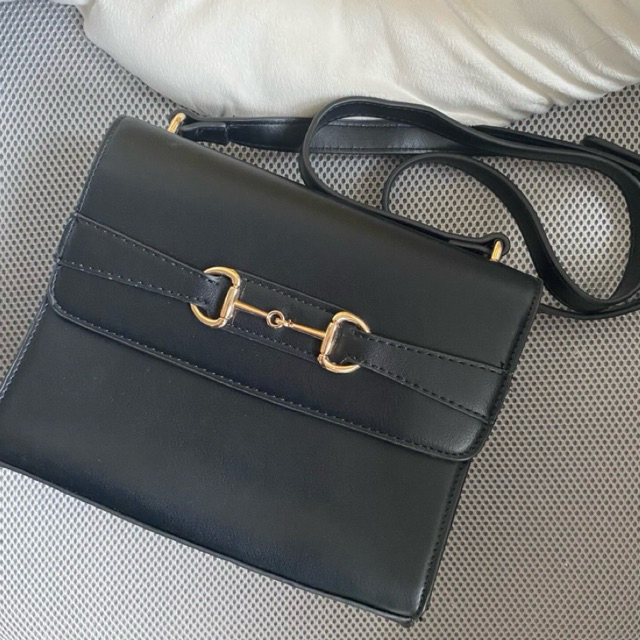 Berrybenka Sling bag Hitam Tas Wanita Horsebit Preloved