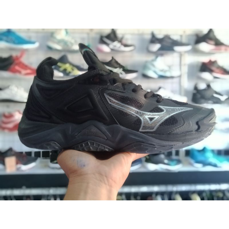 MIZUNO MOMENTUM 3 MID