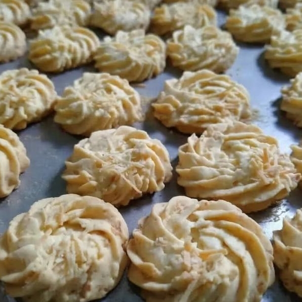 

Aneka kue sagu keju dan susu lembut dan gurih kemasan toples