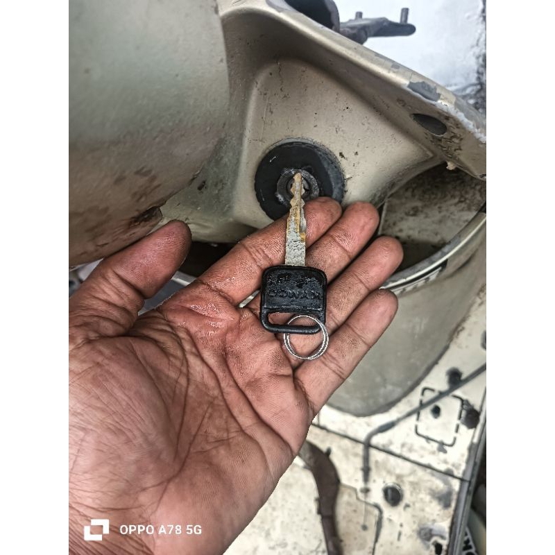 kunci kontak kymco metica tangki belakang set tutup tangki