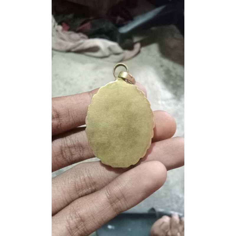 liontin batu