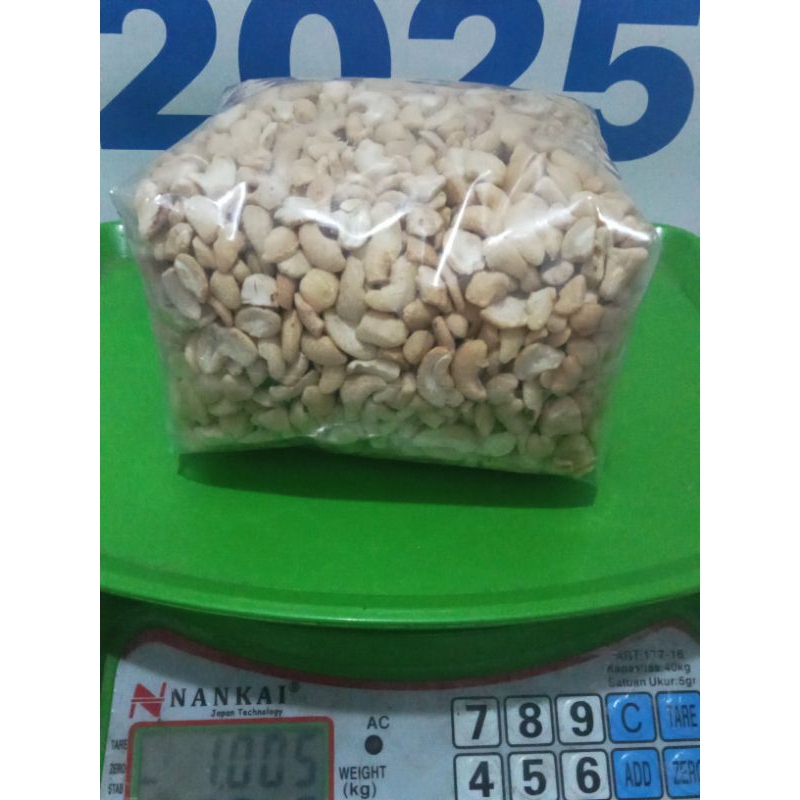 

kacang Mede belah 4 putih