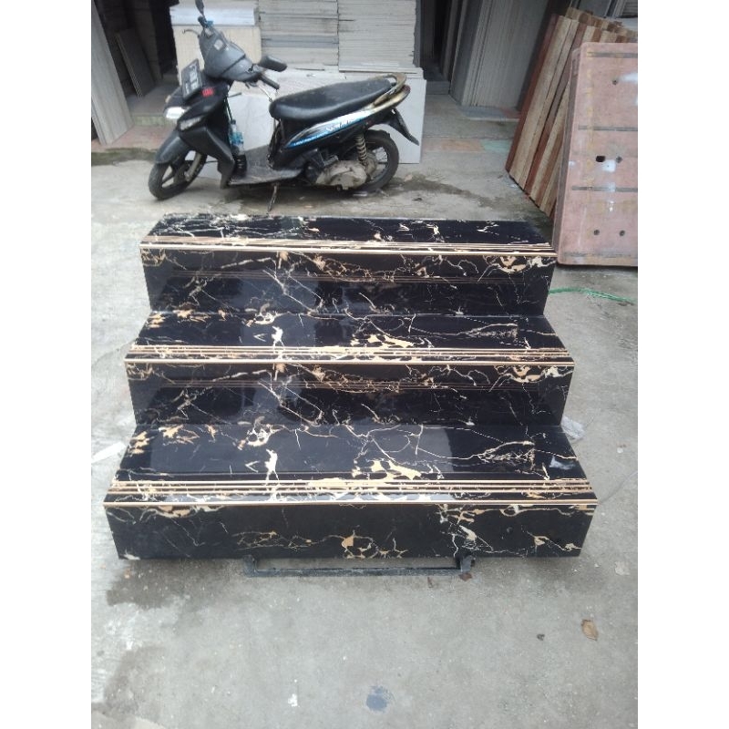 tangga granit hitam glosy corak gold