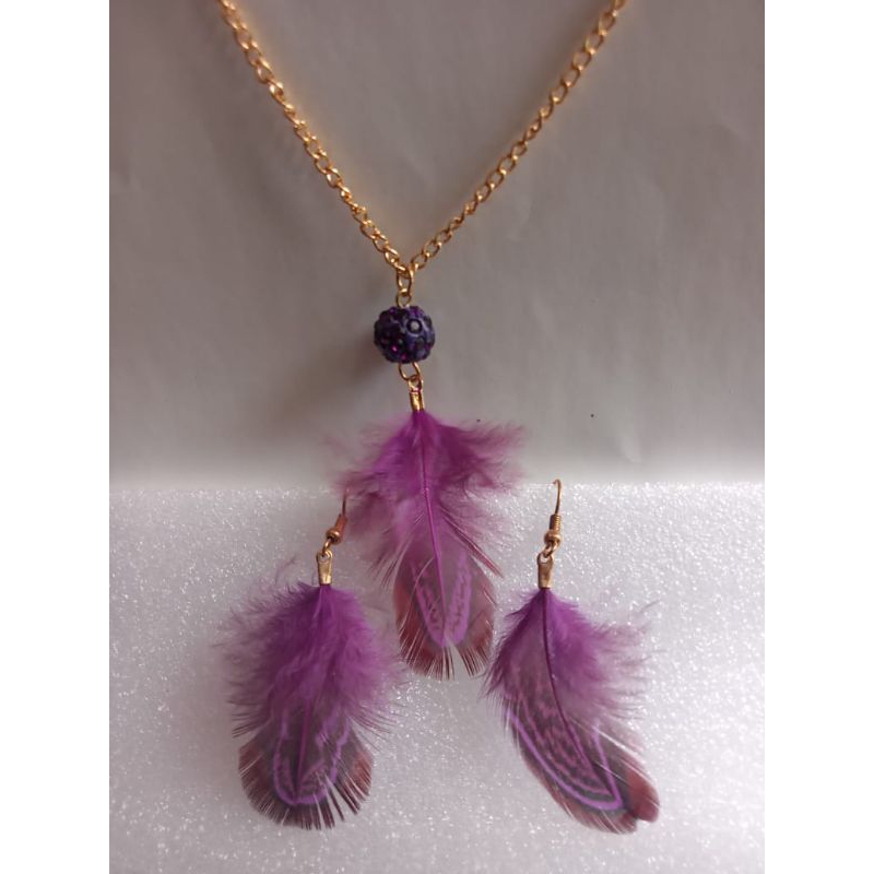 Satu set kalung ama Anting Bulu Ayam