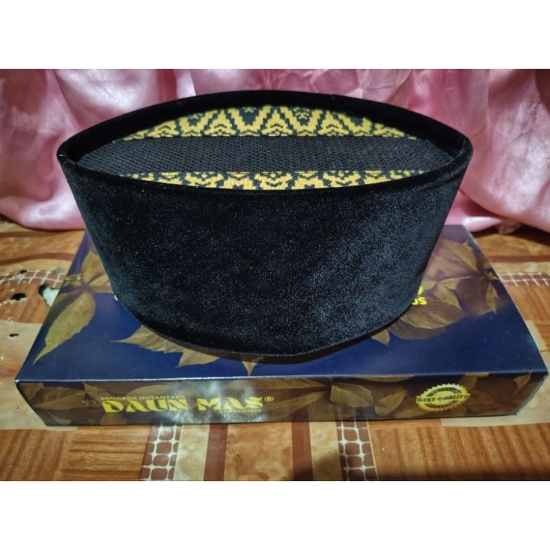 PECI. SONGKOK AC TENGAH BLUDRU DAN KAIN SONGKET EMAS