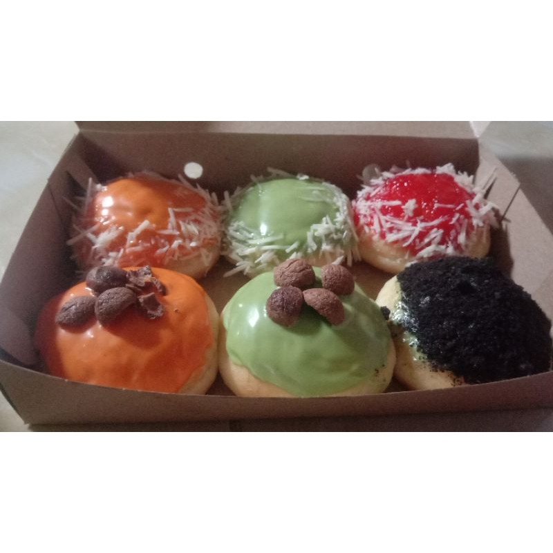 

Donat toping Glaze Varian Mix 1 box isi 6 Harga 15000