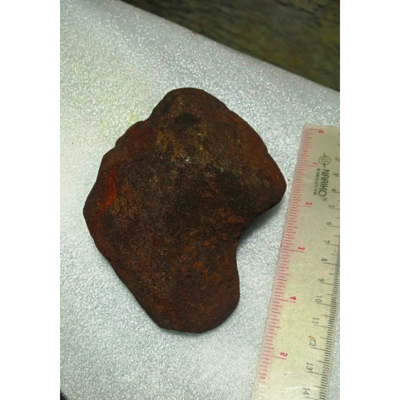 batu meteor mengandung 80% besi shingga nempel magnit