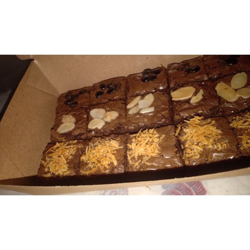 

FUDGY BROWNIES 22x10