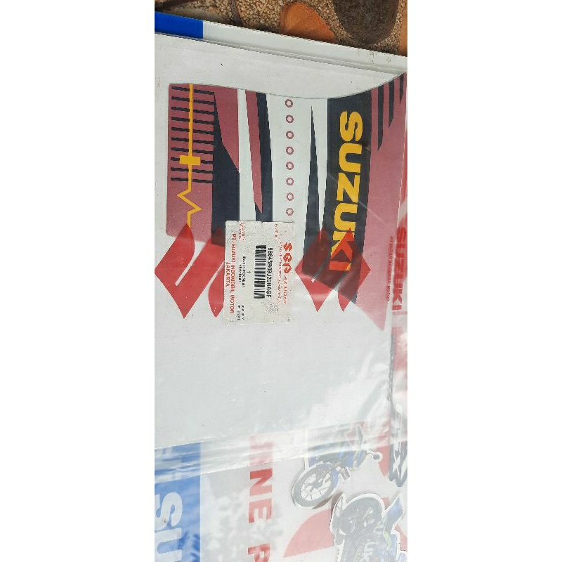 striping sayap depan sebelah kanan suzuki nex 110 injection warna sakura pink-briliant white tahun 2
