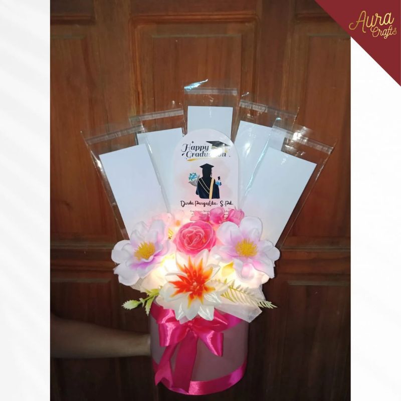 HADIAH WISUDA STAND LED / BUKET UANG /  BUKET WISUDA CEWEK COWOK / BUKET BUNGA / BUKET STAND LED UAN