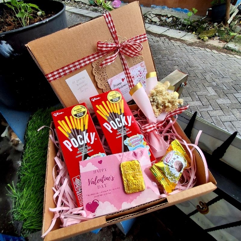 

Hampers Valentine Day hampers coklat kado coklat hadiah valentine coklat valentine kado valentine murah hampers coklat murah