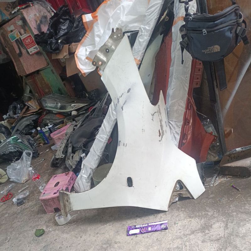 fender kiri mazda 2 old 2010 2012 ori second