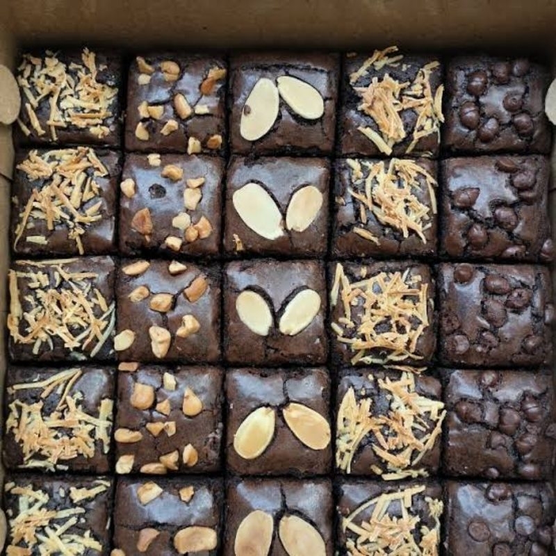 

PROMO Fudgy Brownies panggang ukuran 20X20 ( sekat isi 25 )