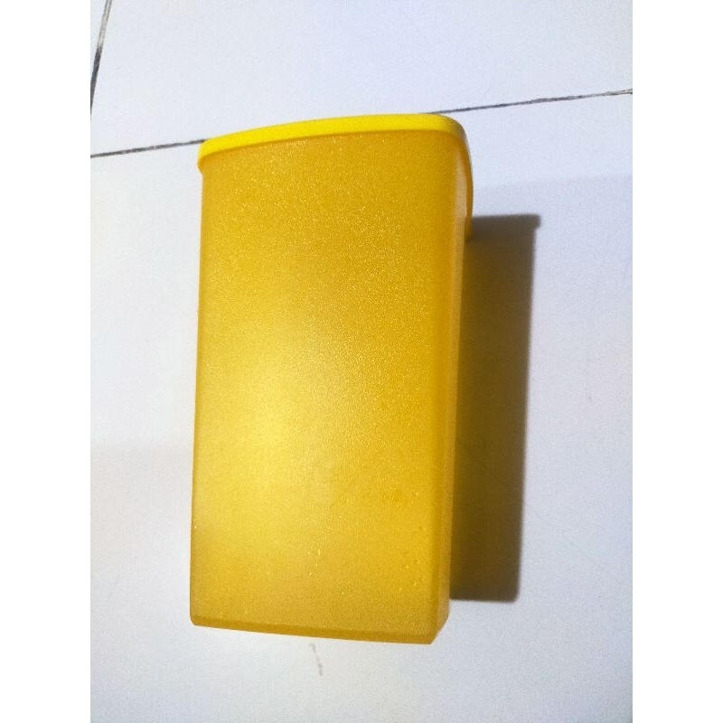 Toples Tupperware kuning