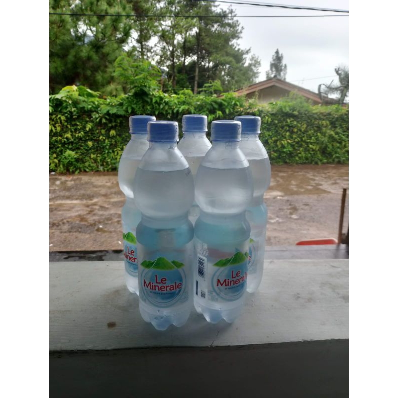 

LE MINERAL air mineral botol sedang 600ml 1 dus isi 24 botol .