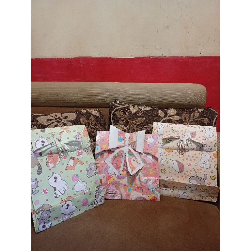 

Kertas kado siap pakai isi 3 pcs motif random