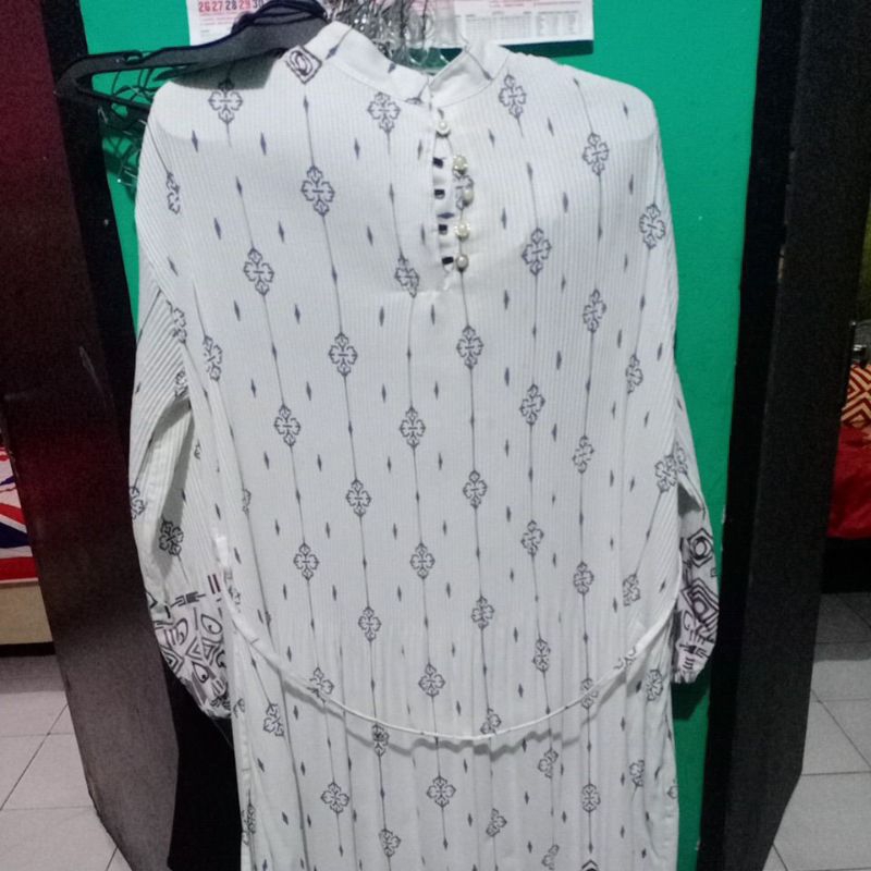 Gamis Motif Bunga Putih