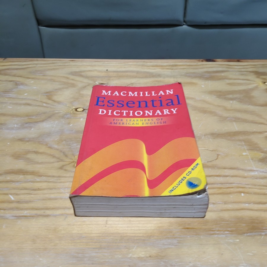 Kamus Macmillan Essential Dictionary