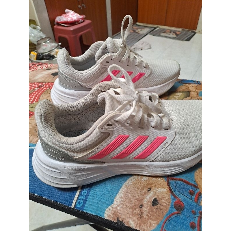 Sepatu Sneakers (Adidas Cloud Foam)