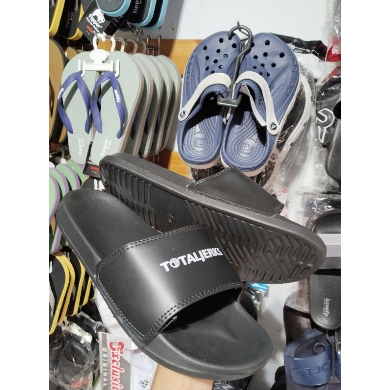 sandal slip on cowok