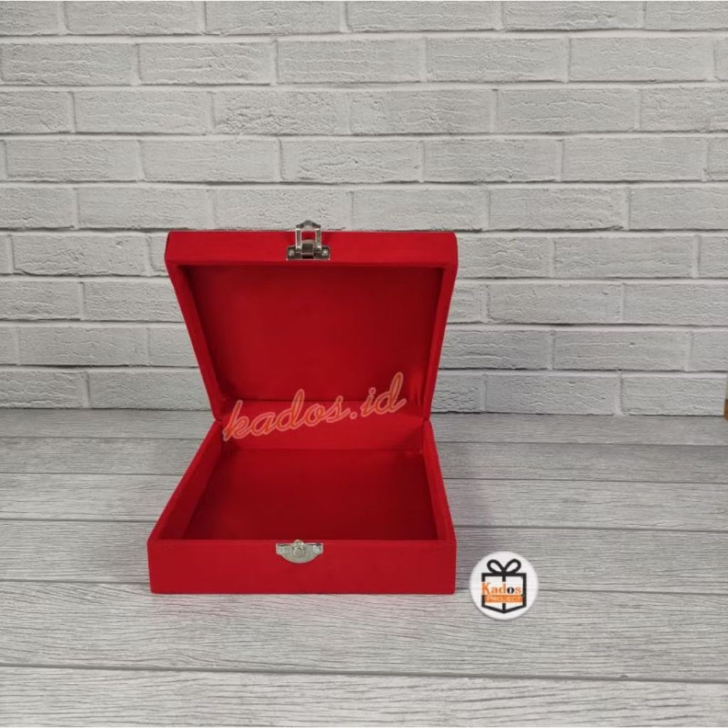

Box Beludru Merah Ukuran 20 x 13 cm