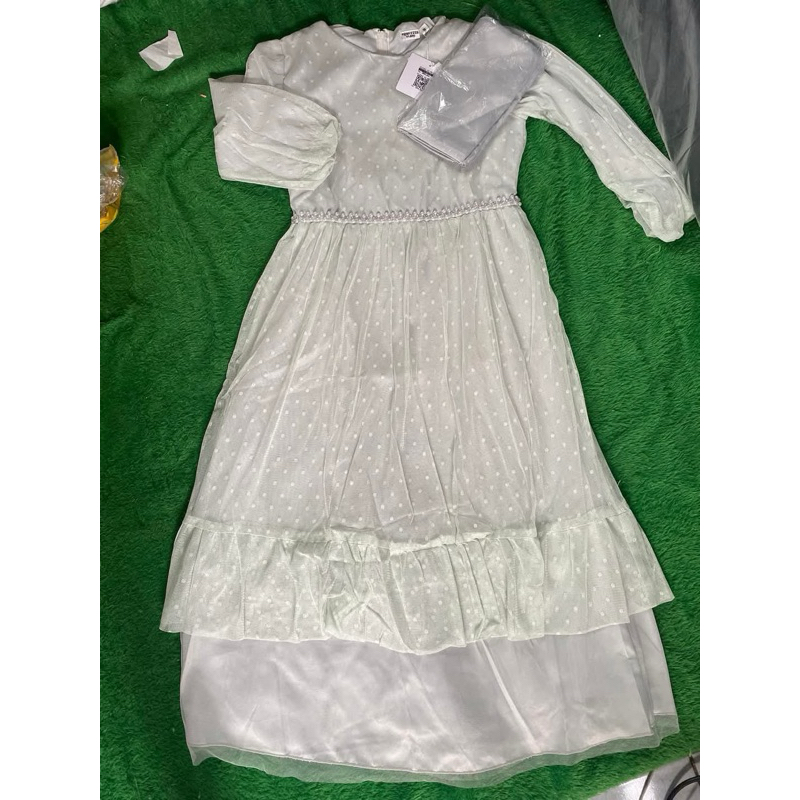 Gaun Anak Polkadot Putih dengan Ruffle Lengan Panjang