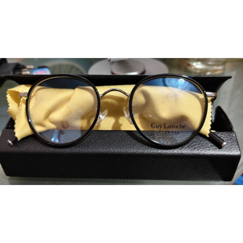 Kacamata Guy Laroche Hitam