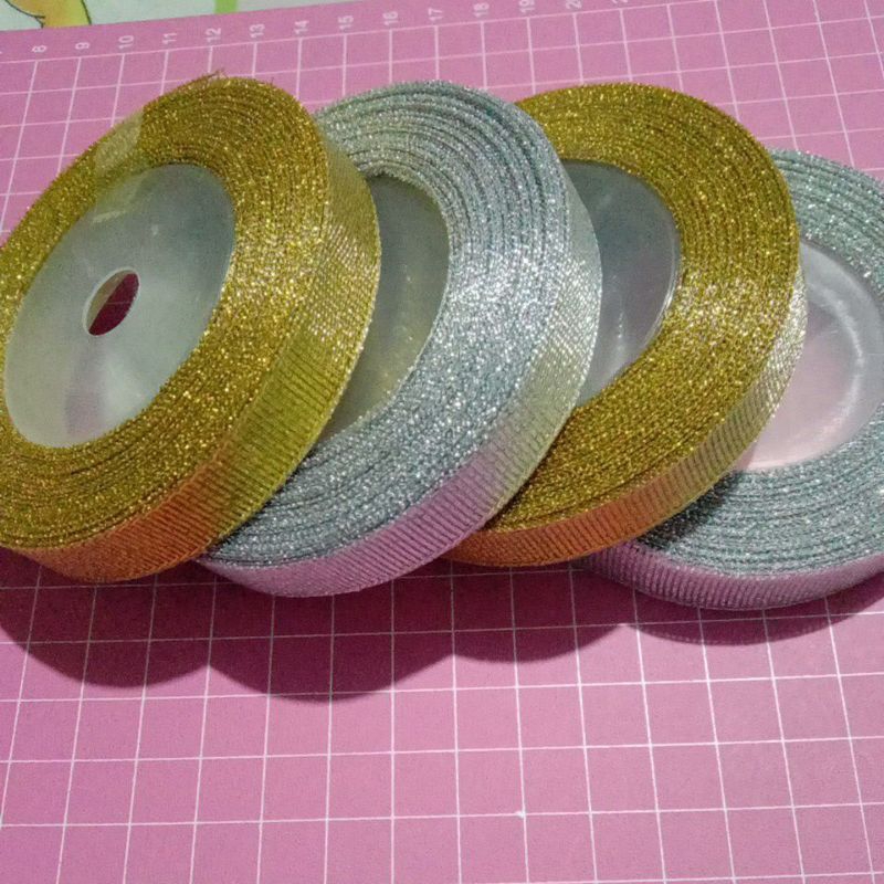 

(ECER PERMETER) PITA GLITTER GOLD DAN SILVER UKURAN 1.3 CM PITA KADO PITA HAMPERS