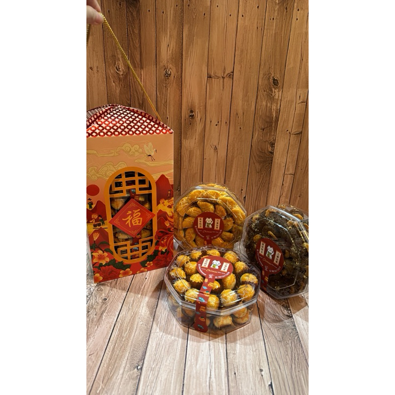 

Paket Hampers Imlek Cookies Premium isi 3 toples masing2 500gr Mister Pie Makassar CNY 2024