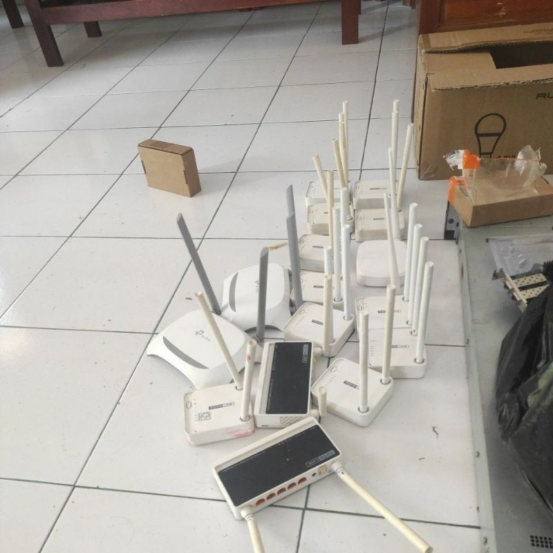 Router WiFi. Merek Totolink dan Tenda