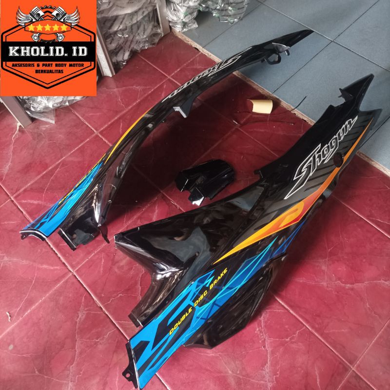 Body belakang Shogun 125 sp / 125 r warna hitam + striping