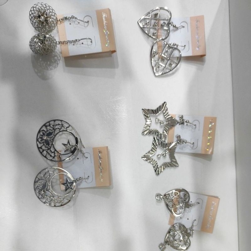 Anting anting putih ada mata fashion