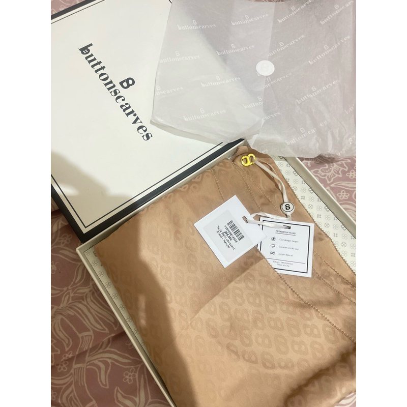 tapis satin jacquard buttonscarves natural