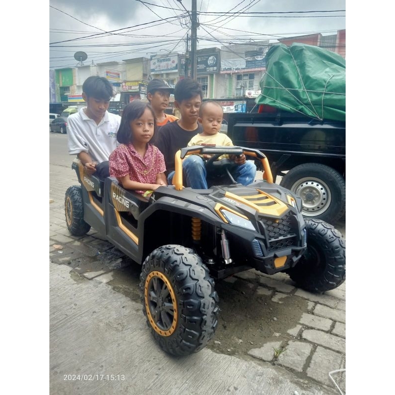 Mobil aki Jeep Limosine Jumbo Bisa 4 orang dewasa