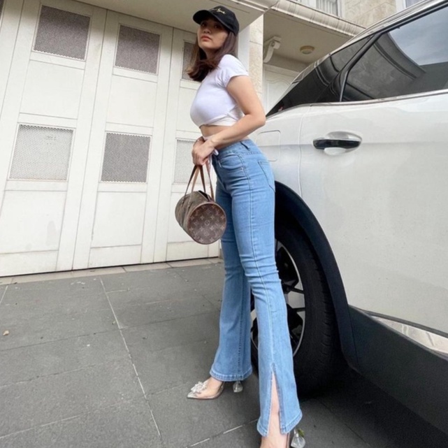 See More Highwaist Cutbray Celana Jeans Wanita Cutbray Belah Samping Celana Jeans Kekinian