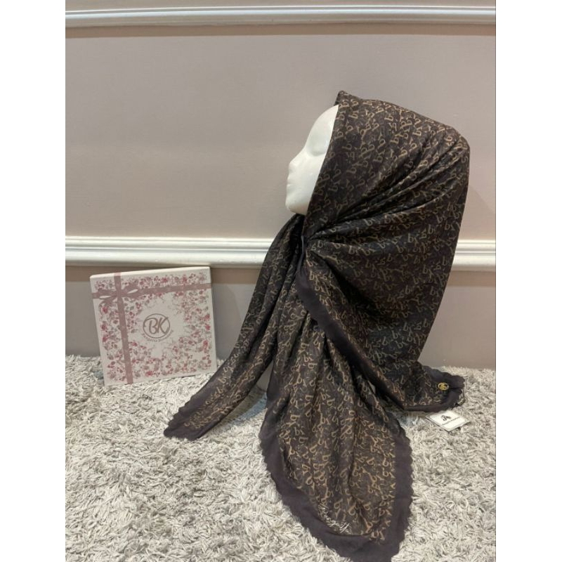 Hijab segiempat Bungatta Kerudung motif monogram series