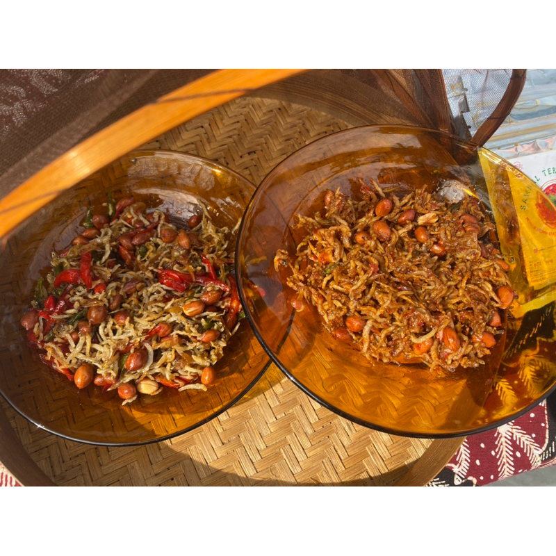 

Sambal Teri MAKASI ( Memiliki Aroma Khas, Asli, Segar Dan Istimewa)