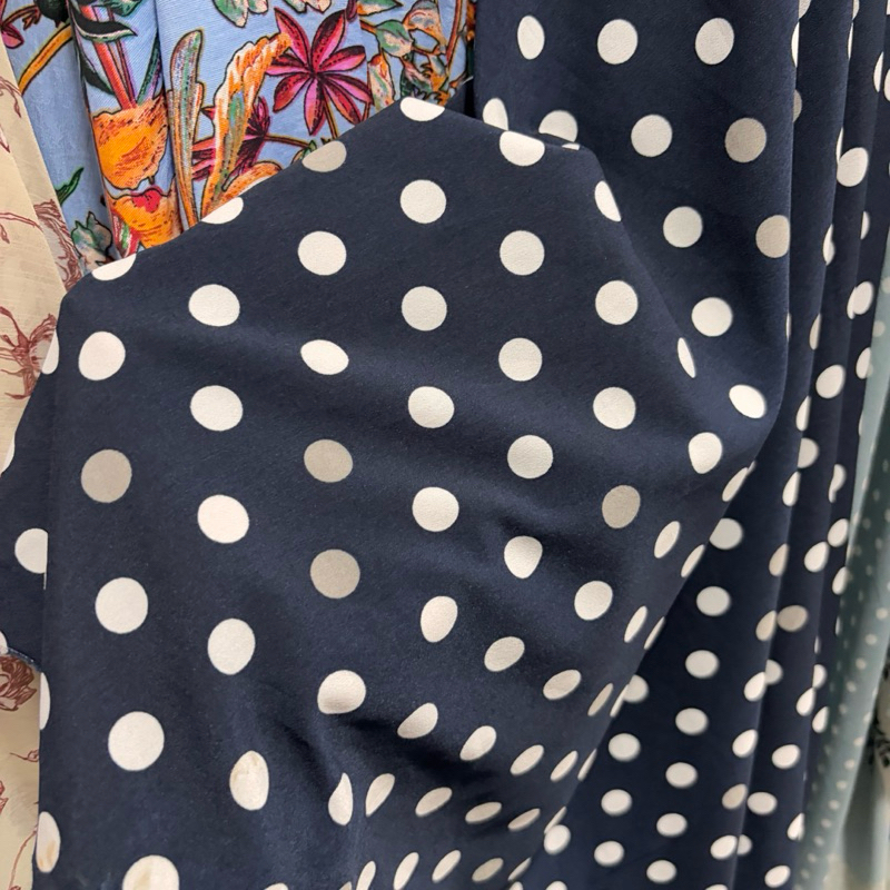 kain moscrep motif polkadot - kain bahan motif polkadot - kain meteran - kain crepe  premium - crt