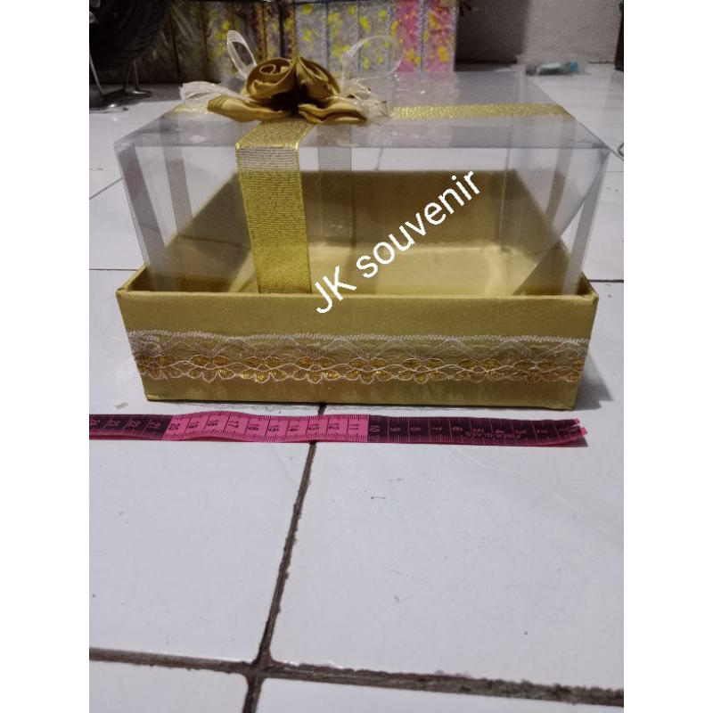 

kotak kue kotak hantaran satuan renda 22x22x10 mika pita gold