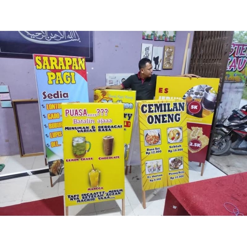 STAND BANNER SEGITIGA