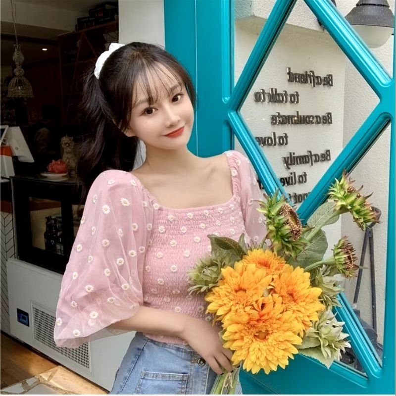(Preloved) Blus Wanita Model Crop-Top Dan Off-Shoulder Lengan Pendek Dengan Motif Bunga Daisy Bergay