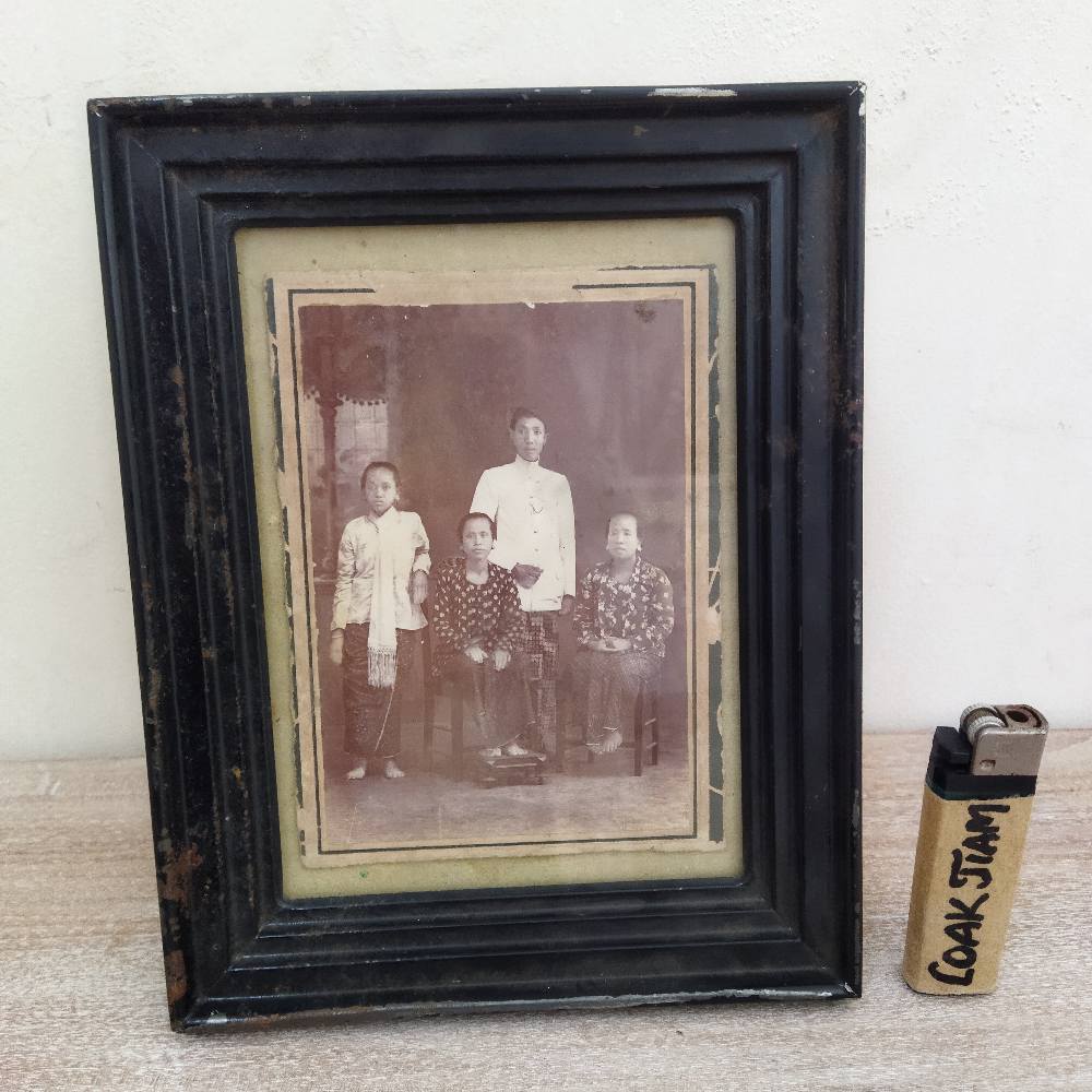 Pajangan Vintage Frame Besi Foto Peranakan