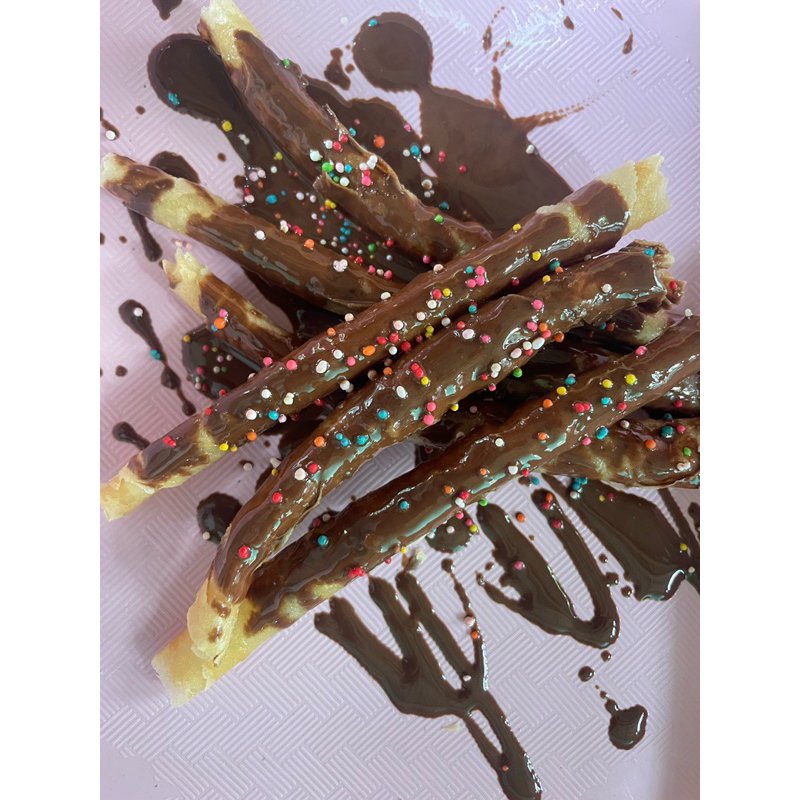 

Kue Kering Cokelat dengan Gulung Putih dan Hijauan