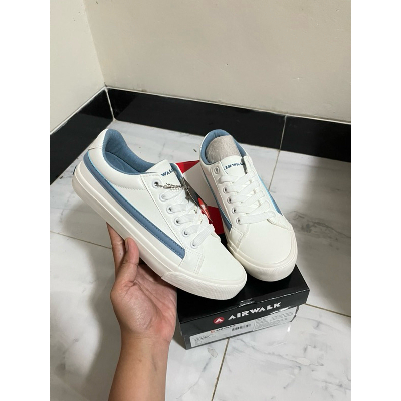 Sepatu sneakers women Airwalk bahan kulit sintetis putih list biru sale 70% (ASHBURN)